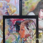 女性と花をモチーフにして絵を描く