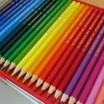 水彩色鉛筆で絵を描く