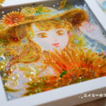 ガラス絵の具でステンドグラス風アート「真夏の少女・黄」